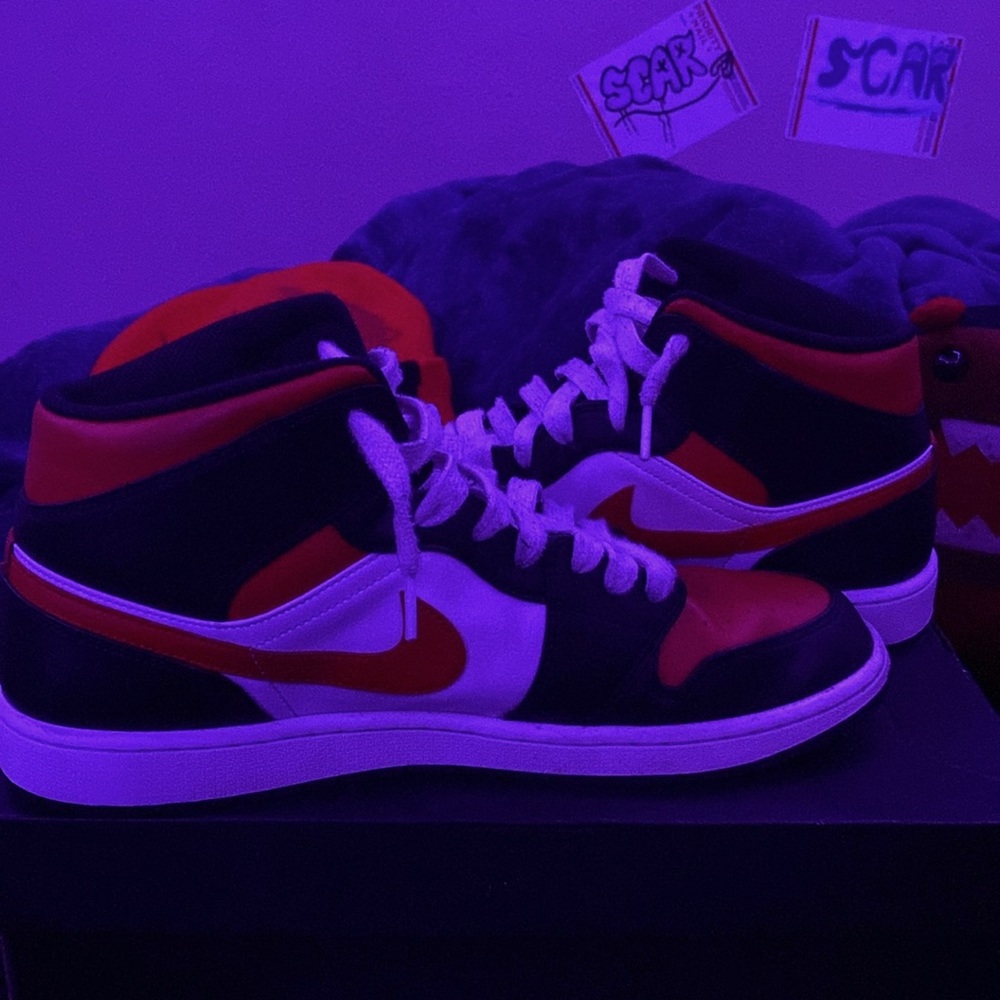 Jordan 1 Mid
White Black Red (2022)